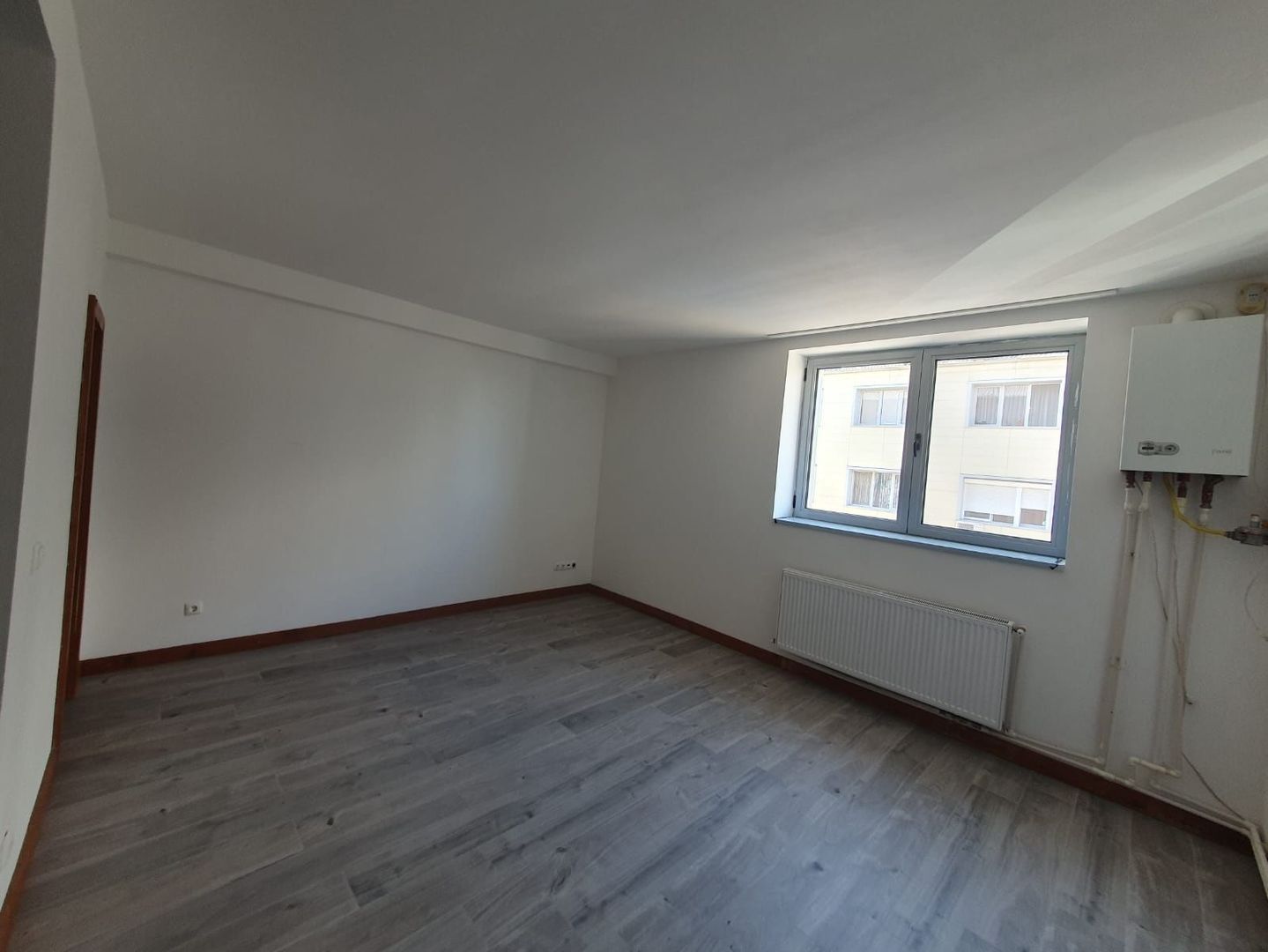 BRASADAS vinde garsoniera la etajul 2/4 pe B-dul Closca. - Poză 3