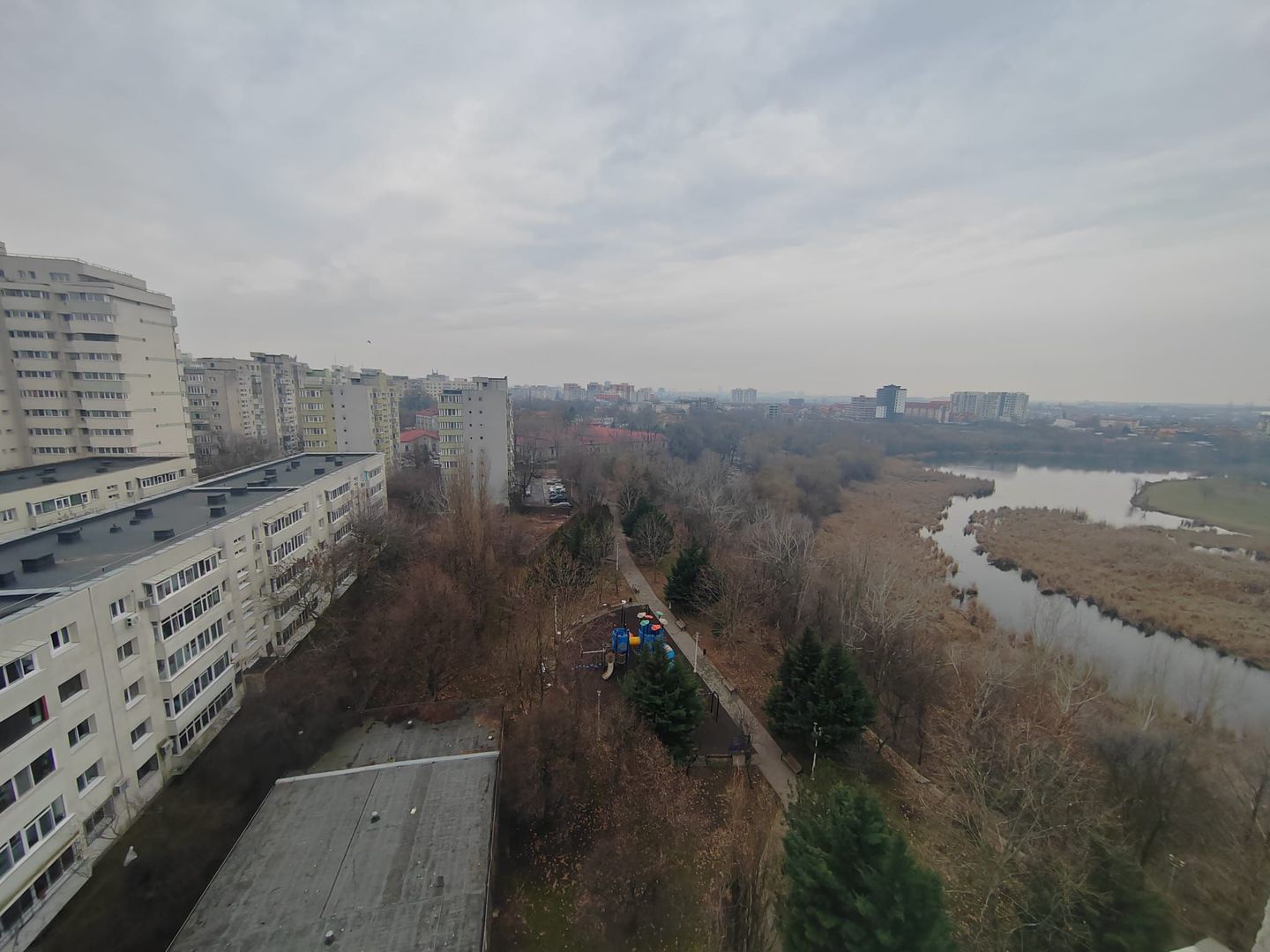 Garsoniera ieftina cu vedere la parc - Poză 1