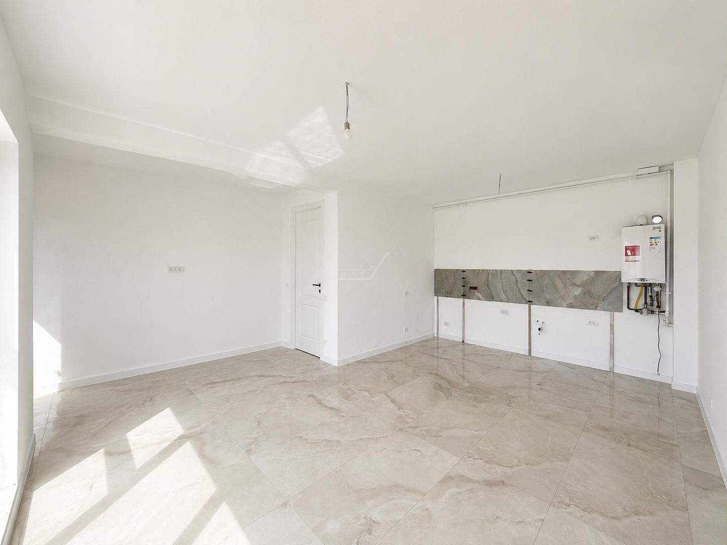 Bloc nou. Apartament cu 3 camere spations. 2 Bai. Etaj 1 - Poză 1