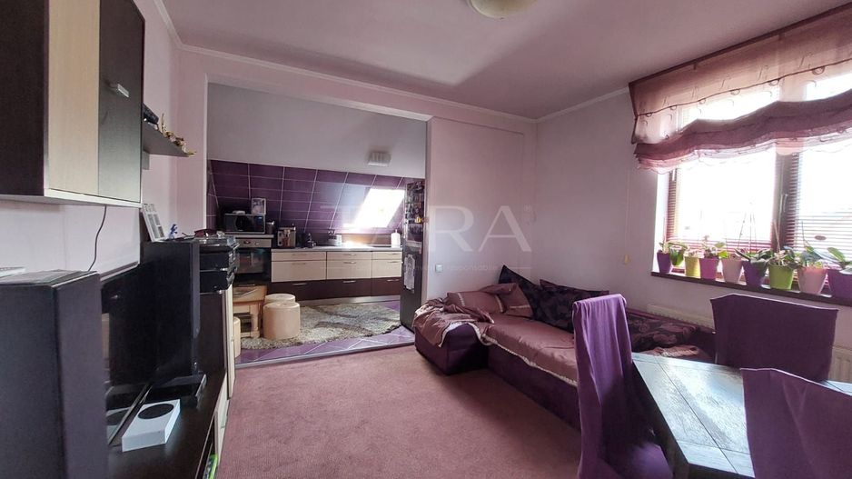 APARTAMENT IN VILA, 4 camere si terasa, Floresti central. - Poză 1