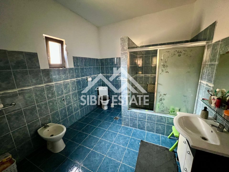 Casa moderna, spațioasa, curte generoasa pe un nivel în Sura Mare - Poză 12