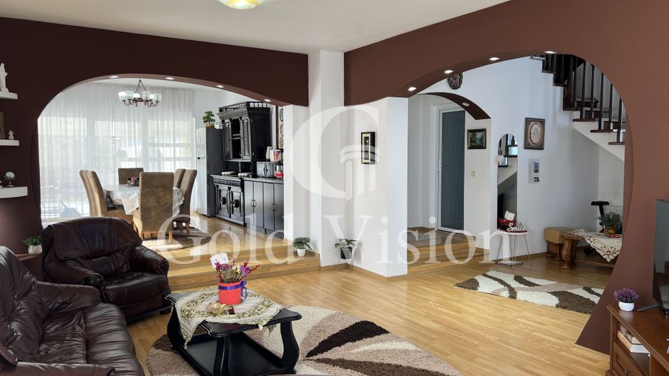 Case cu 7 camere, curte proprie + spălătorie, în Sighetu Marmației - Poză 1