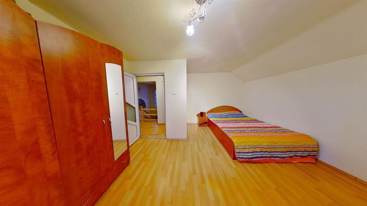 Proprietate pe 2 niveluri, curte individuala si garaj, cartier linistit, Rasnov. - Poză 33