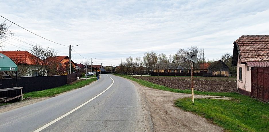 Teren intravilan pentru case in centrul Podu Oltului de 5600mp, 28 euro/mp - Poză 3