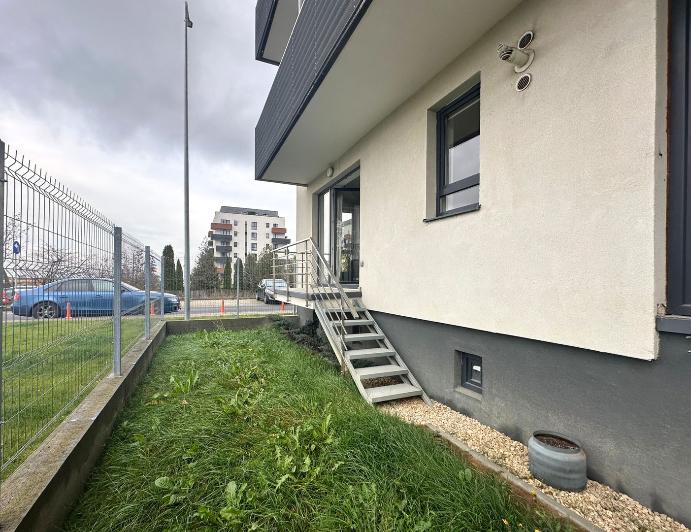 Apartament 2,5 camere chic cu grădină balcon vitrat și mobilier premium - Poză 6