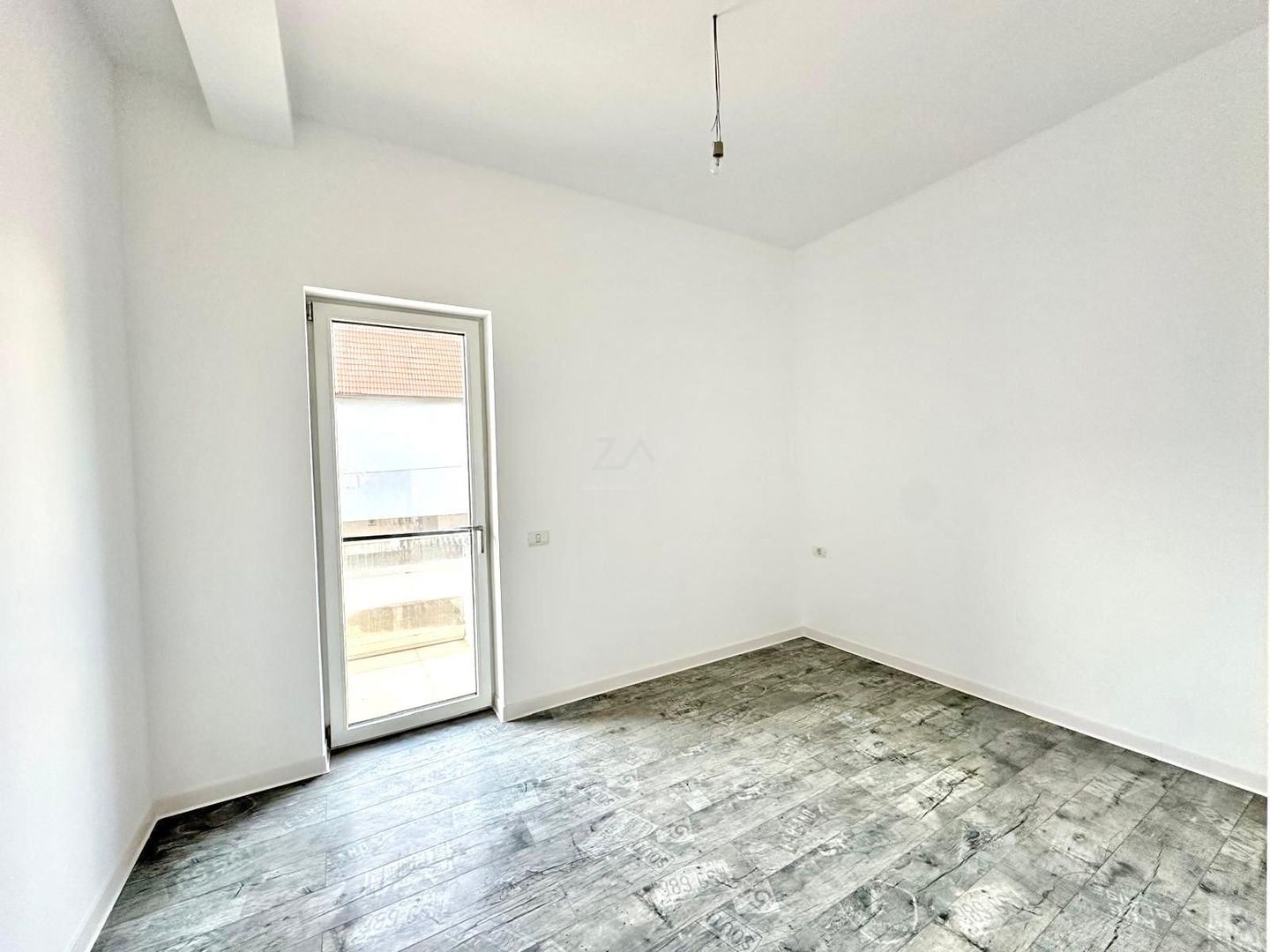 Etaj 1. Bucatarie inchisa. Drum asfaltat. Loc de parcare. - Poză 9