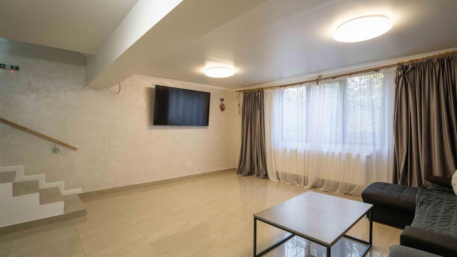 Baza de tenis si constructie moderna - Poză 17