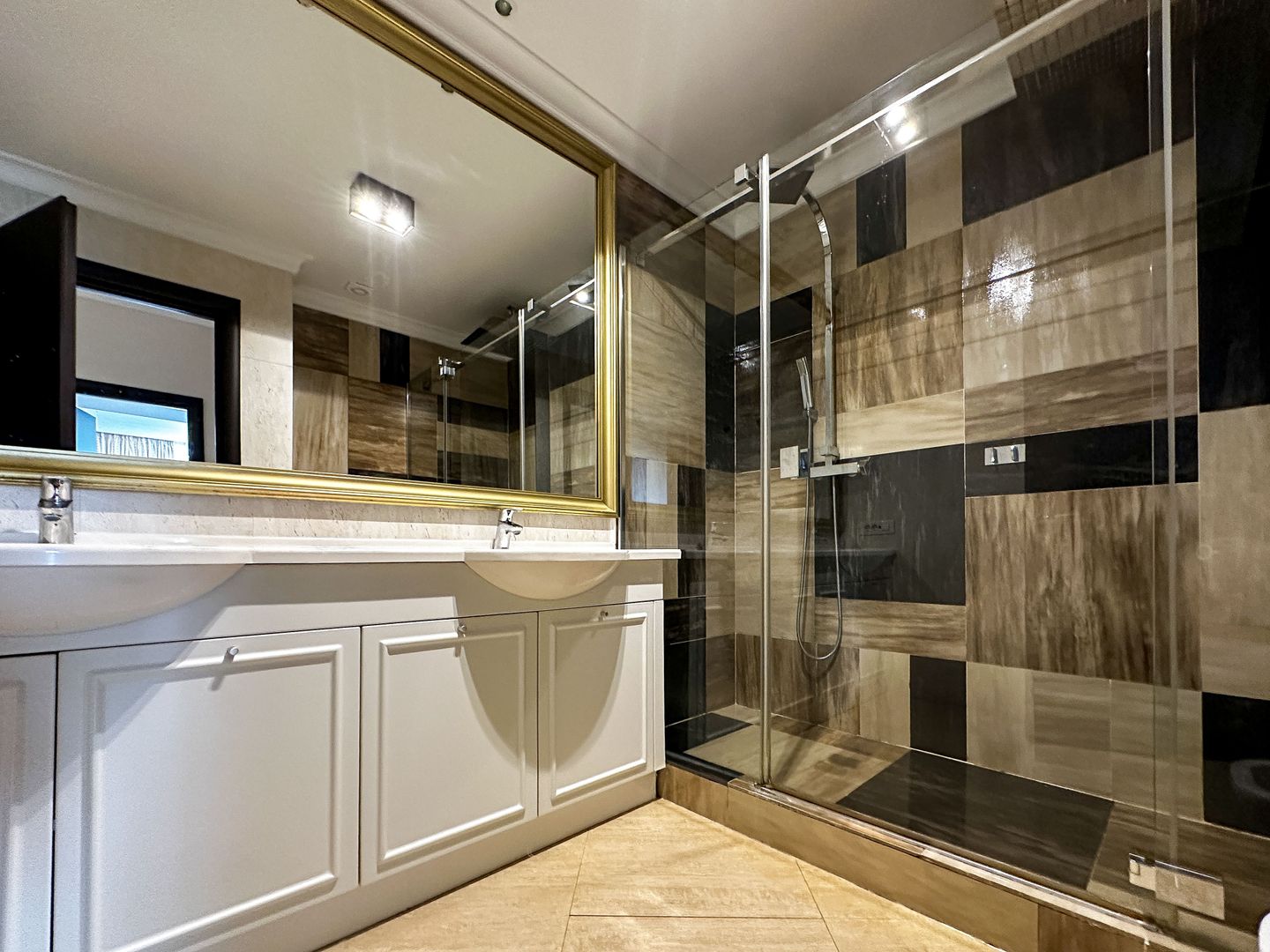 Luxury 4-Bedroom Triplex with Floating Terrace & Panoramic Views - Poză 17