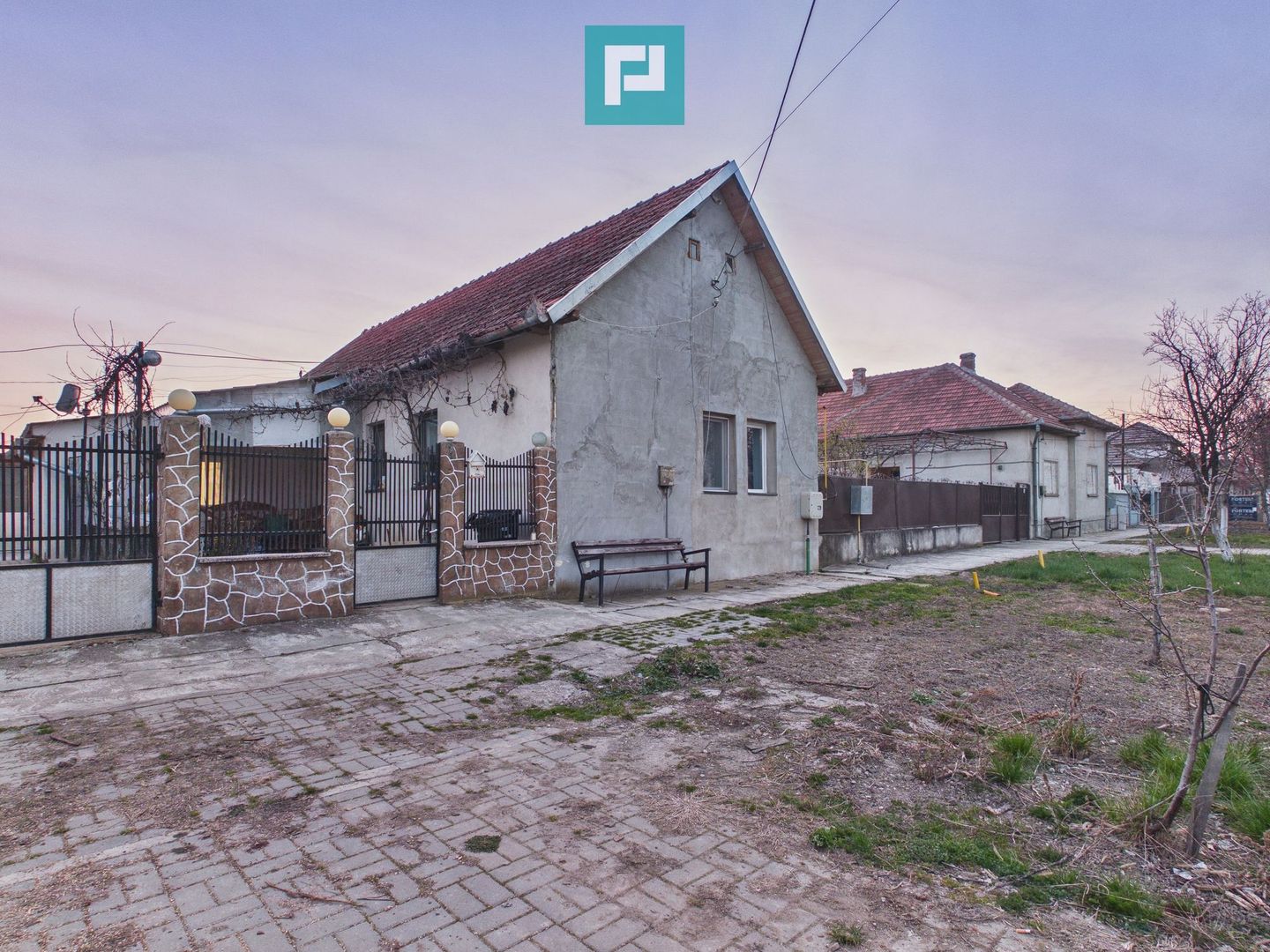 Casă cu 3 camere și teren de 700 mp în Cermei - Poză 1