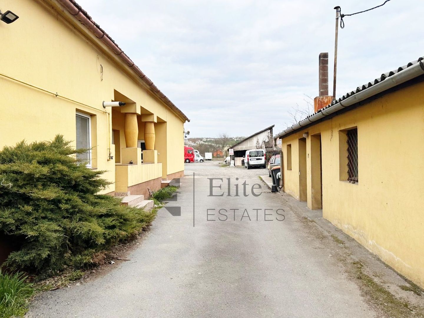 Spatiu cu 4 birouri cu teren de 3000mp - Poză 1