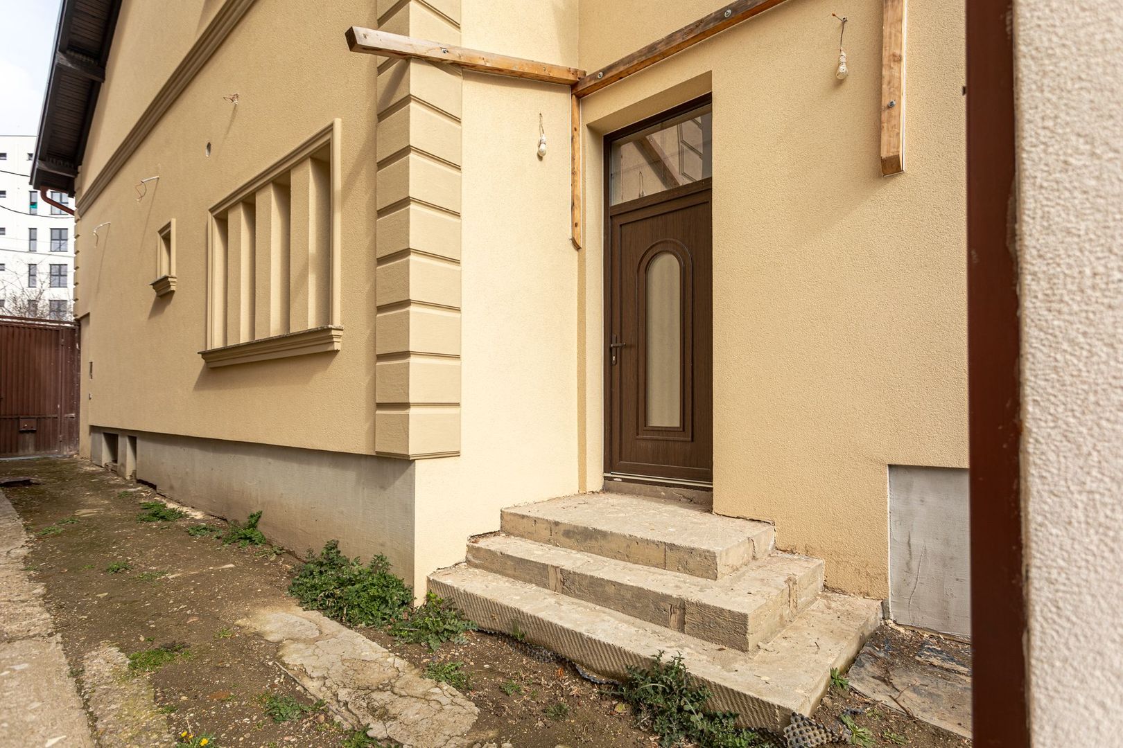 Casă / Vilă semifinisată cu destinații multiple zona centrală - Poză 2
