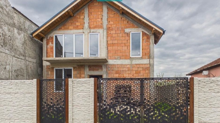 Casă la roșu cu piscină-Pârneava-767 mp teren - Poză 1