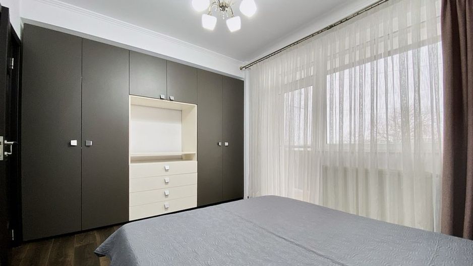 Apartament 3 camere, 2 balcoane, etaj intermediar, parcare. - Poză 3