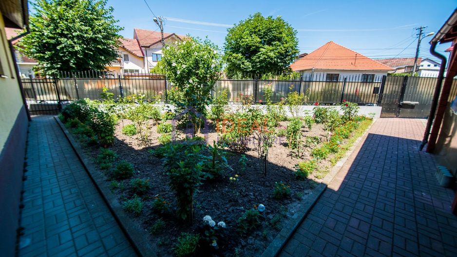 Casa Individuala cu 8 camere si 430 mp de curte, zona Calea Poplacii - Poză 2