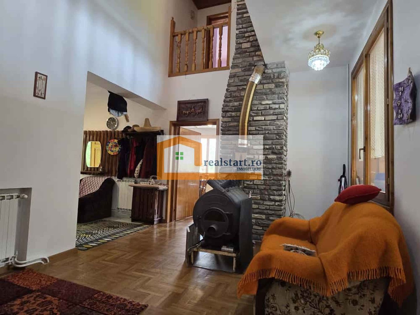 Vedere padure, panouri solare si fotovoltaice, pompa de caldura,  semineu - Poză 13