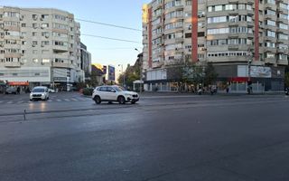 Spatiu stradal Piata 1 Mai, vizibilitate, trafic pietonal si auto - Poză 4