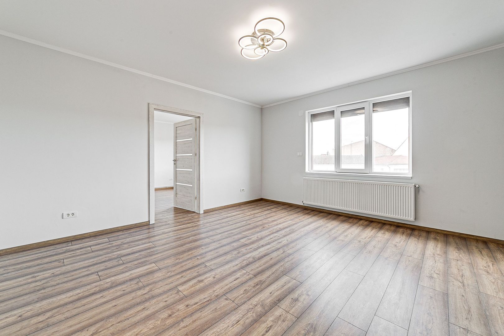 Apartament spațios în zonă centrală - Poză 1