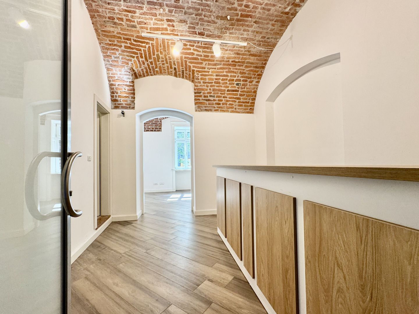 Spatiu birou in cladire istorica restaurata - Poză 5