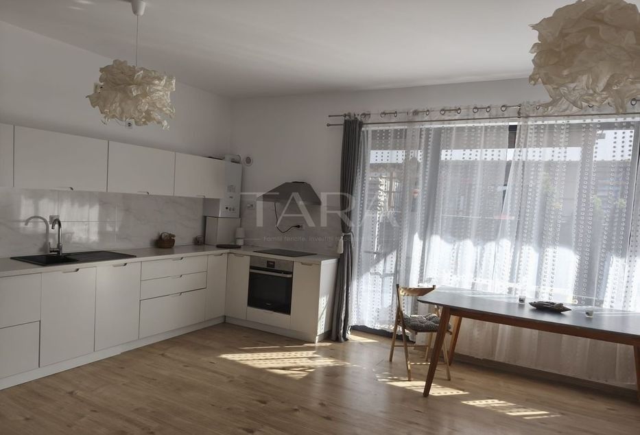 Casă spațioasă, renovată complet, într-o zonă liniștită - Poză 4