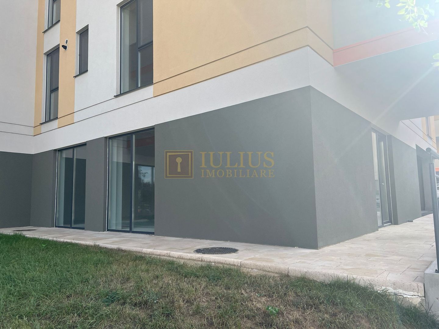 Spatiu 90mp utili; bloc nou, vad comercial ! Zona de nord - la bulevard. - Poză 3