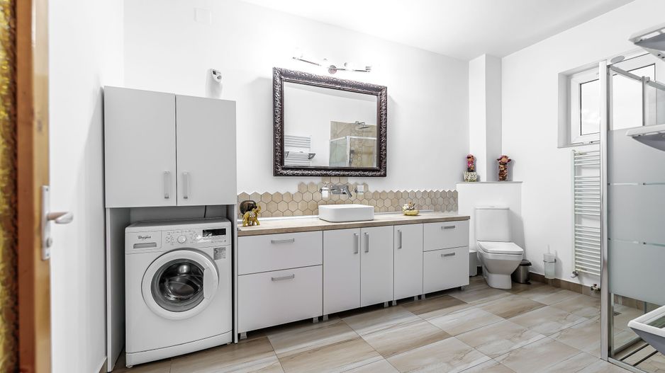 Casă generoasă cu două apartamente în Bujac - Poză 5