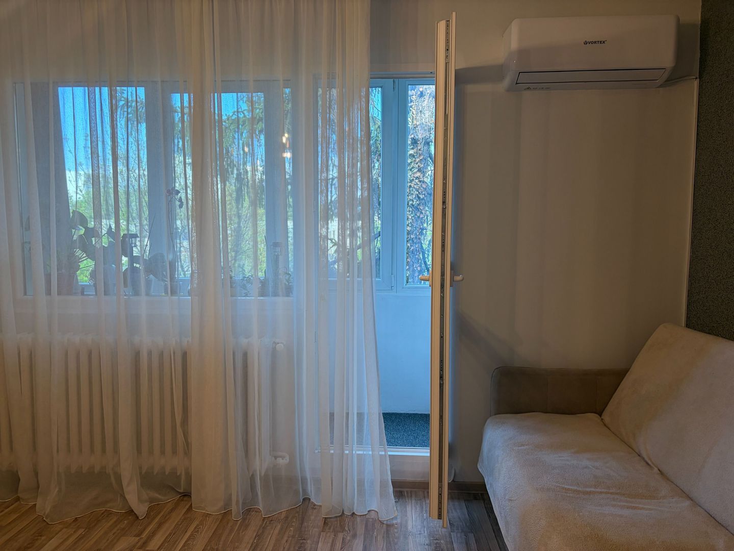 Apartament cu trei camere, zona Straduintei, 95.000€ negociabil - Poză 3