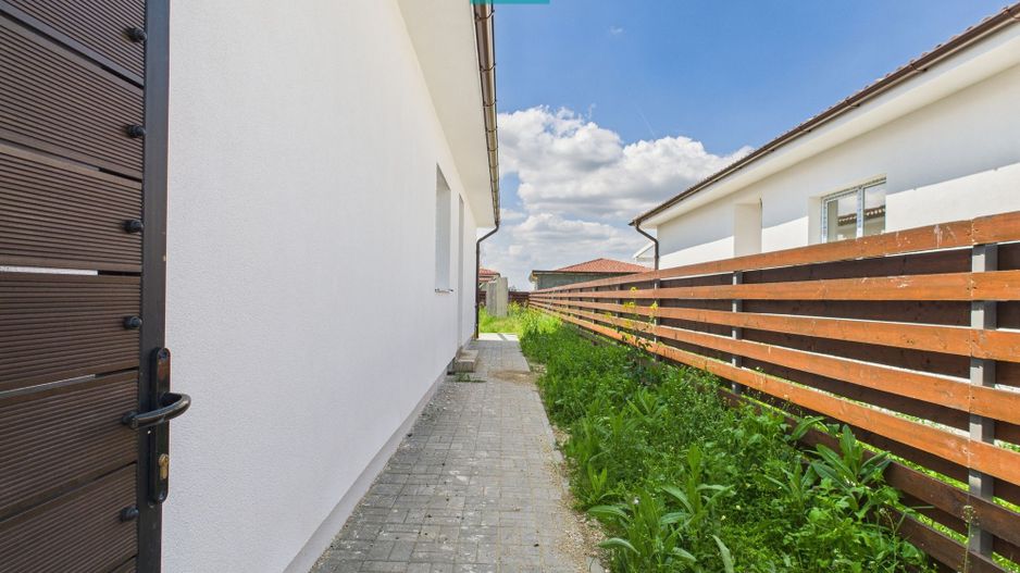 1/2 Duplex cu 4 camere și 2 băi în Moșnița Nouă - Poză 2