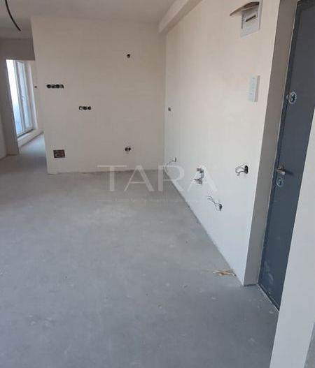 Vânzare Apartament 3 Camere Semidecomandat.Terasă 21 mp. - Poză 1