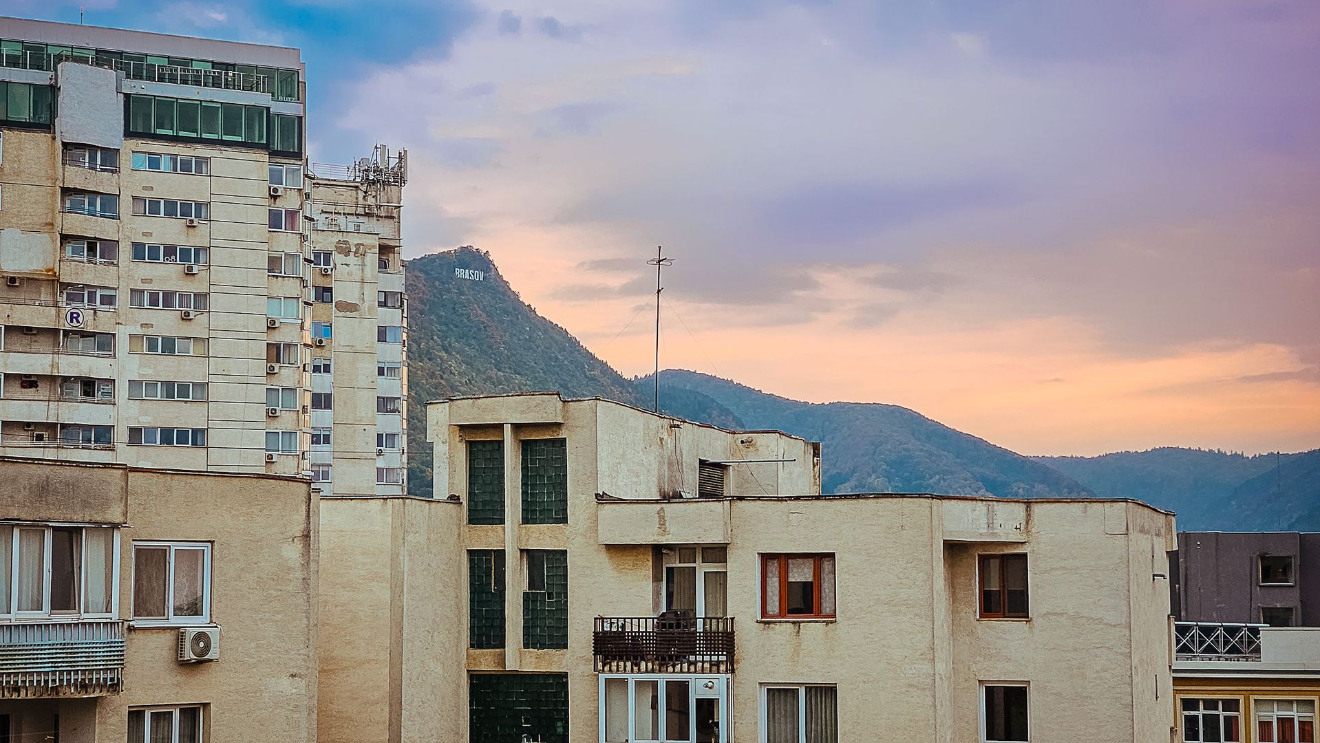 Centru Civic,  apartament spatios, cu pivniță,  garaj si priveliste frumoasă - Poză 1