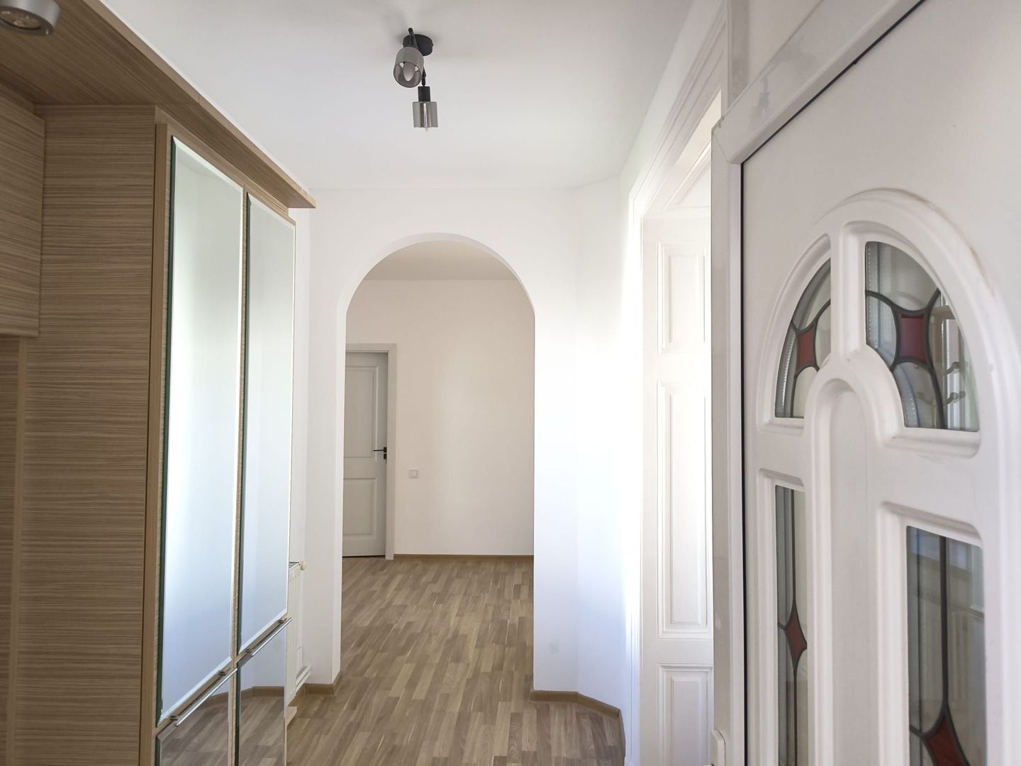 De închiriat: vilă renovată, Mihai Eminescu. 1 000 E/lună. Comision 0 - Poză 7