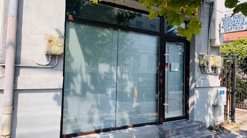 Spatiu stradal, central, cu vad comercial si vizibilitate excelenta - Poză 3