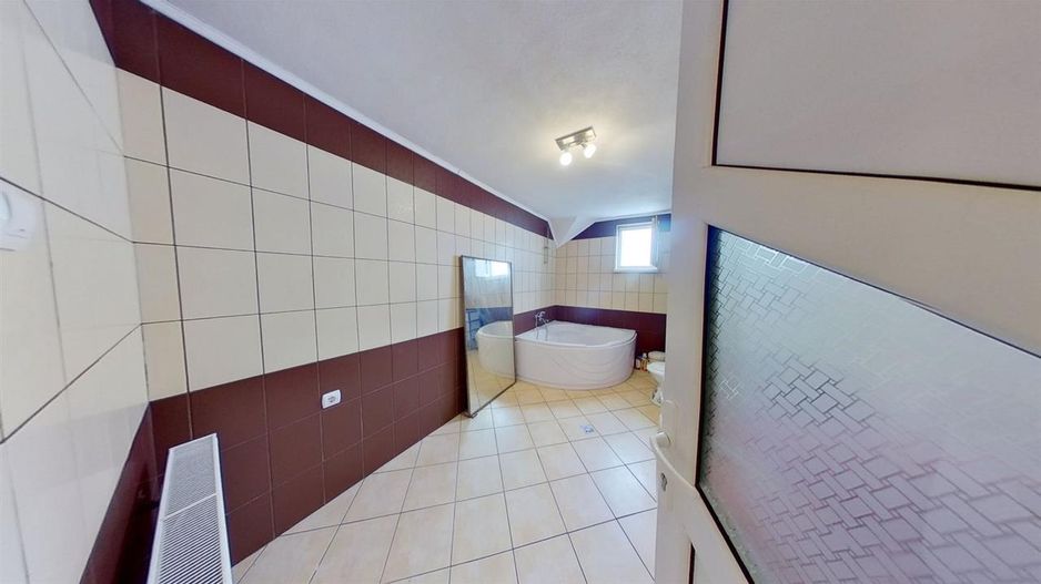 Proprietate pe 2 niveluri, curte individuala si garaj, cartier linistit, Rasnov. - Poză 13