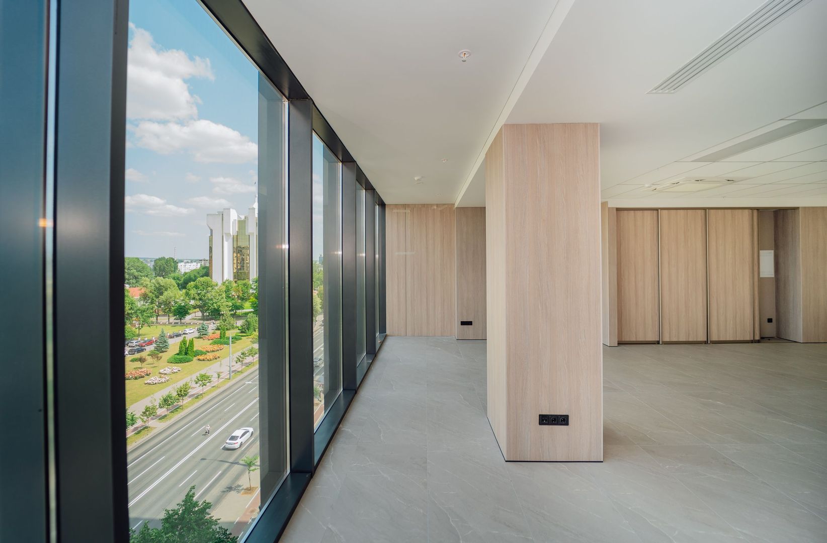 SPRE CHIRIE SPAȚIU COMERCIAL PENTRU BIROU | OFICIU 88 m2 Premium Location Bussines | Chișinău ,Centru ,Str.Bul.Ștefan Cel Mare și Sfânt , 115/1 - Poză 2
