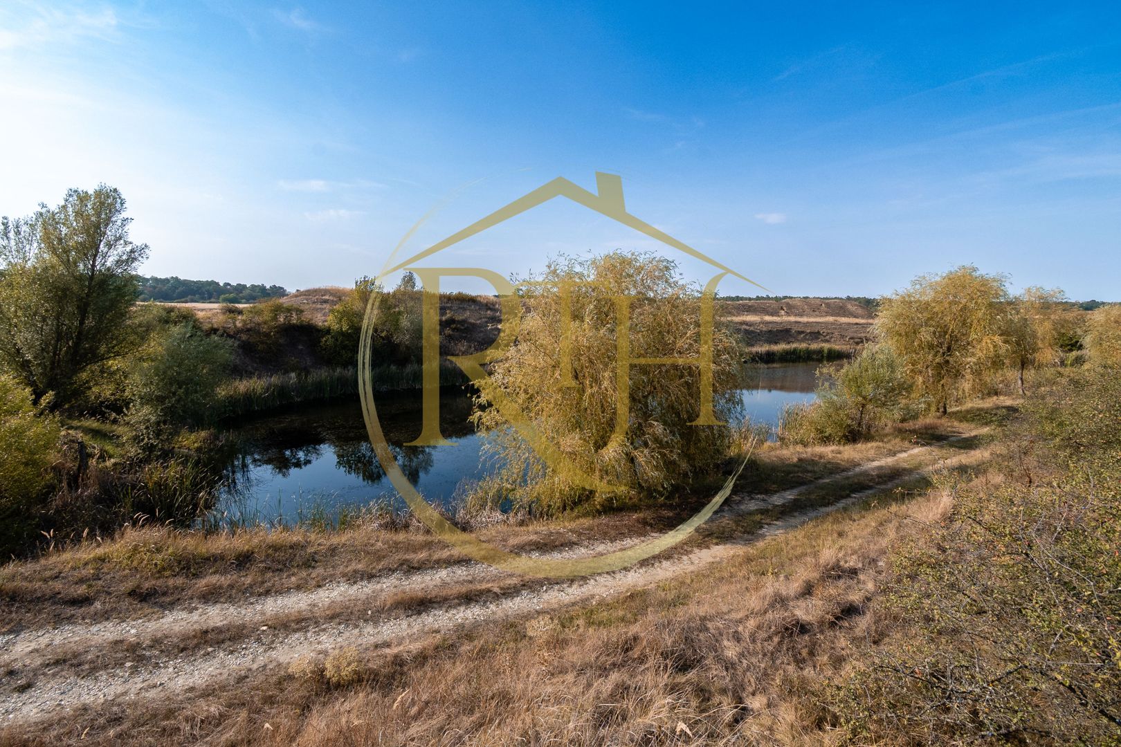 Investiție unică, 10 ha teren cu luciu de apă, ideal pentru turism și agrement! - Poză 14