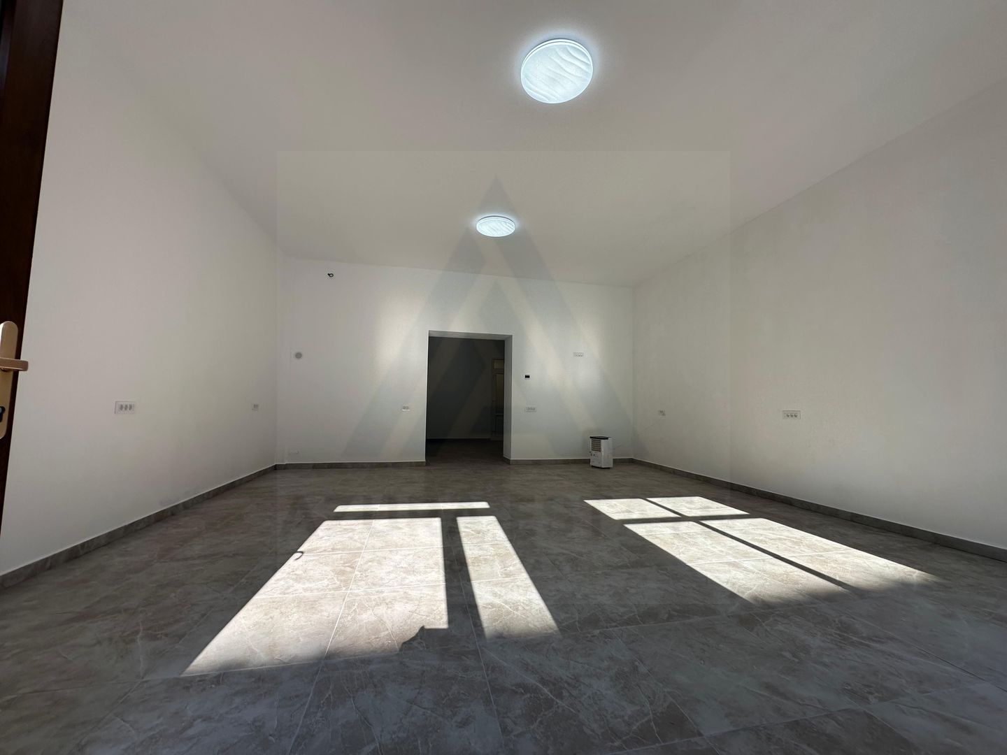 Spatiu comercial 86,8 mp utili vitrina stradala zona Ultracentrala - Poză 2