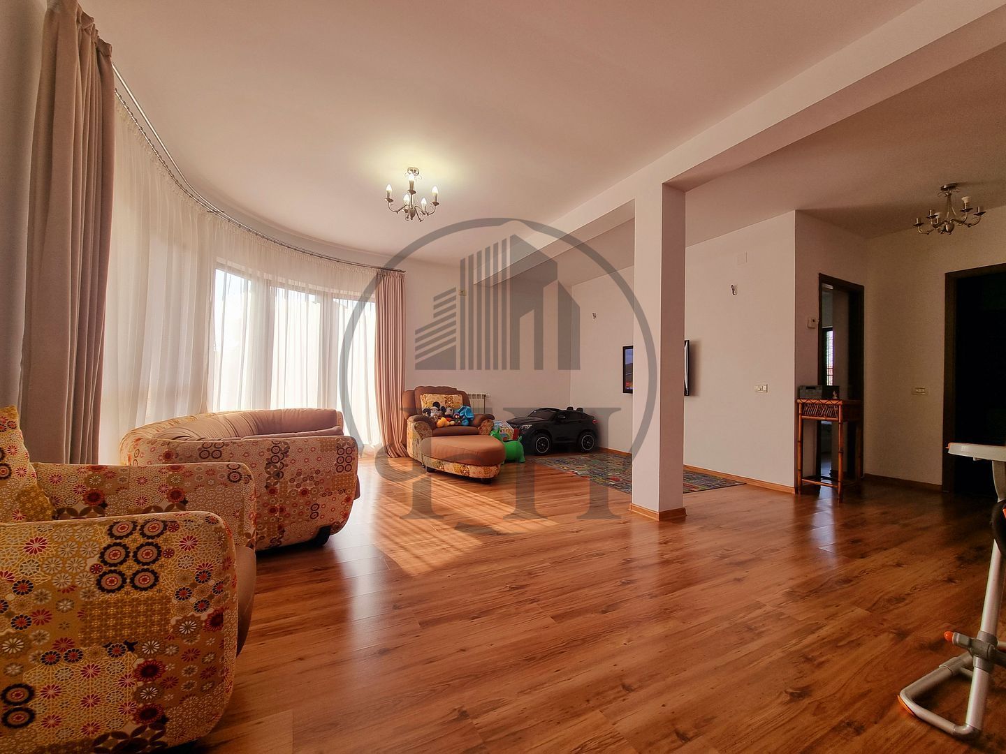 SOLD/VANDUT-Casă / Vilă cu 5 camere de vânzare - Poză 4