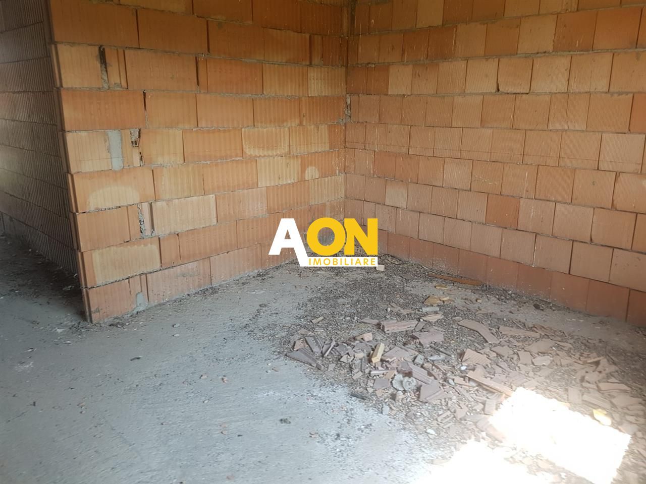 1/2 Duplex 4 camere 400 mp teren la rosu - Poză 3