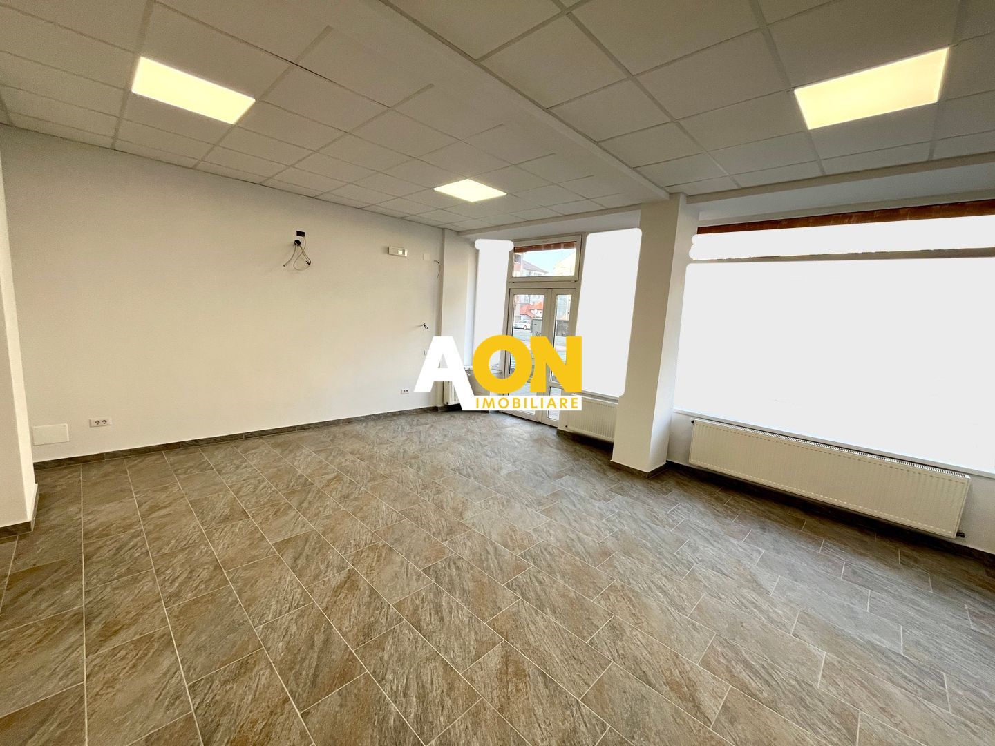 Spațiu Comercial, Trafic Pietonal, Complet Renovat - Poză 1