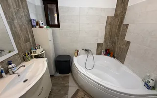 Casă înșiruită complet mobilată + curte+ 2 parcari în complex inchis! - Poză 11