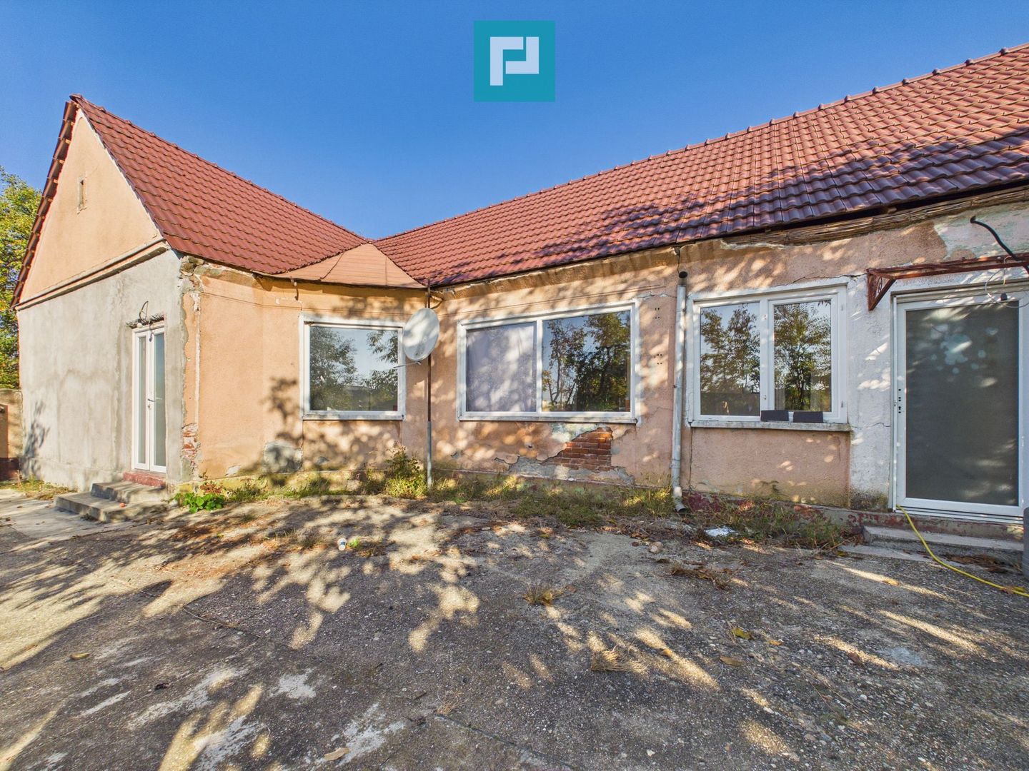 Casă cu teren 983 mp, front stradal 30 m, Cicir - Poză 1