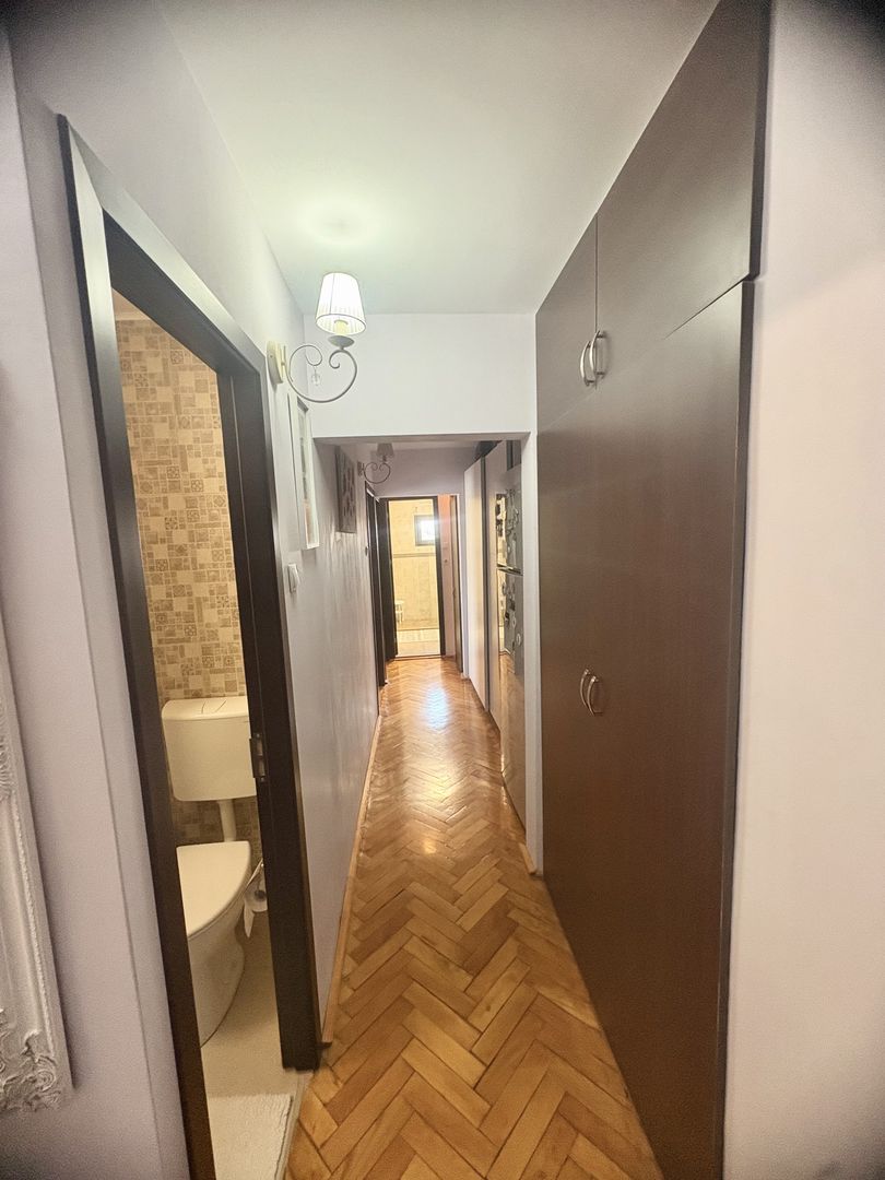 Apartament cu trei camere de vânzare, renovat complet, central - Poză 14