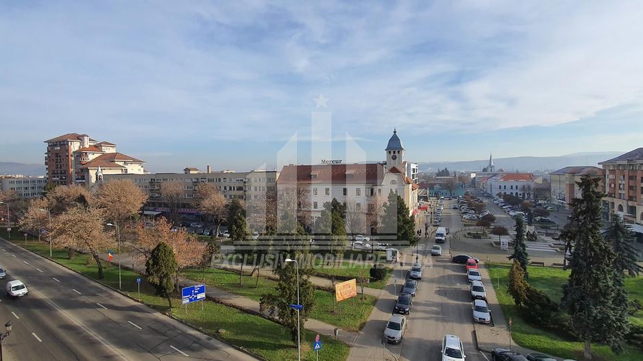 Apartamente cu 3 camere de vanzare, Centru - Poză 1