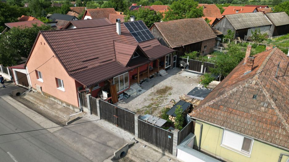 Casă de vanzare 6 camere 220 m² utili cu 376 M² teren la șosea - Poză 2