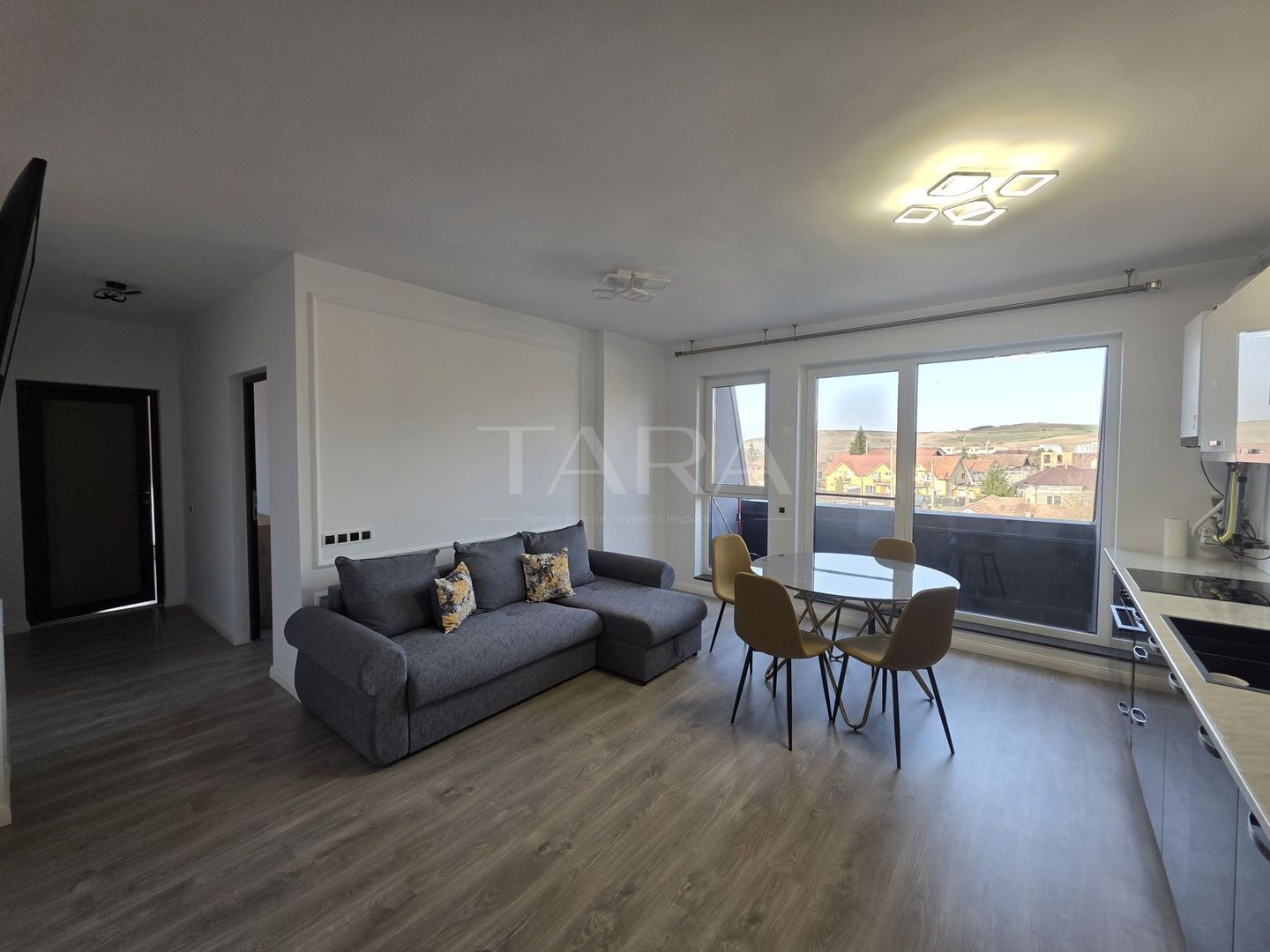 Vând apartament mobilat 3 camere in zona centrala - Poză 3