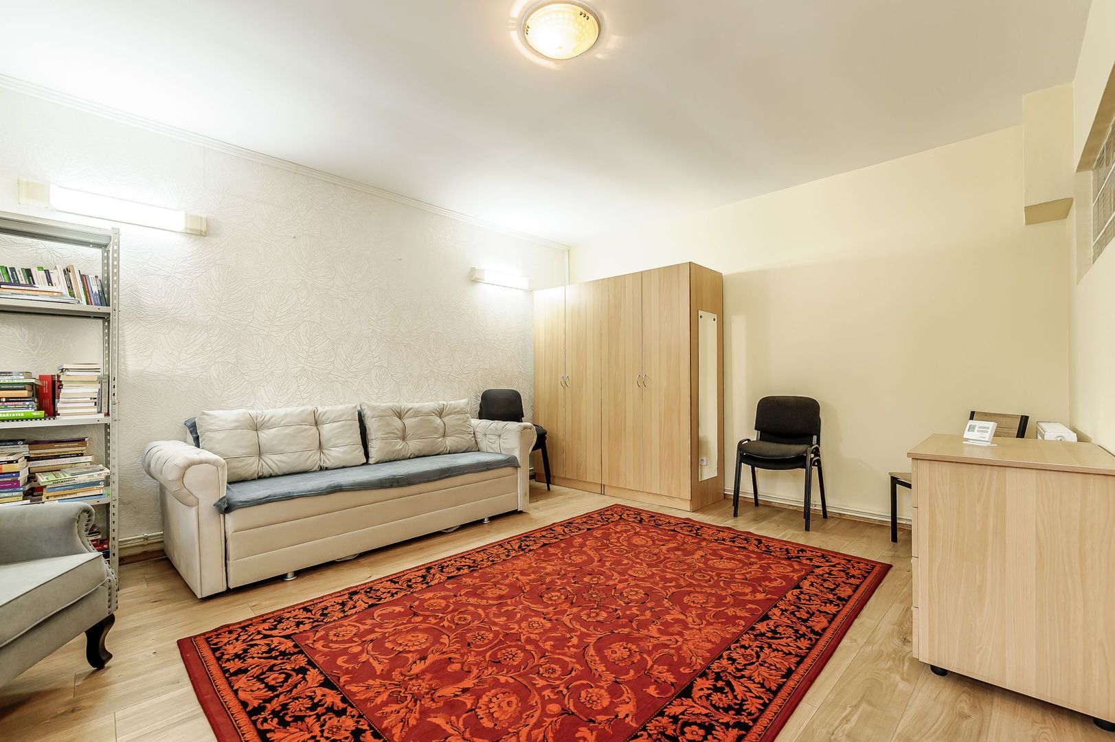 De închiriat apartament cu o cameră și curte interioară - Poză 2