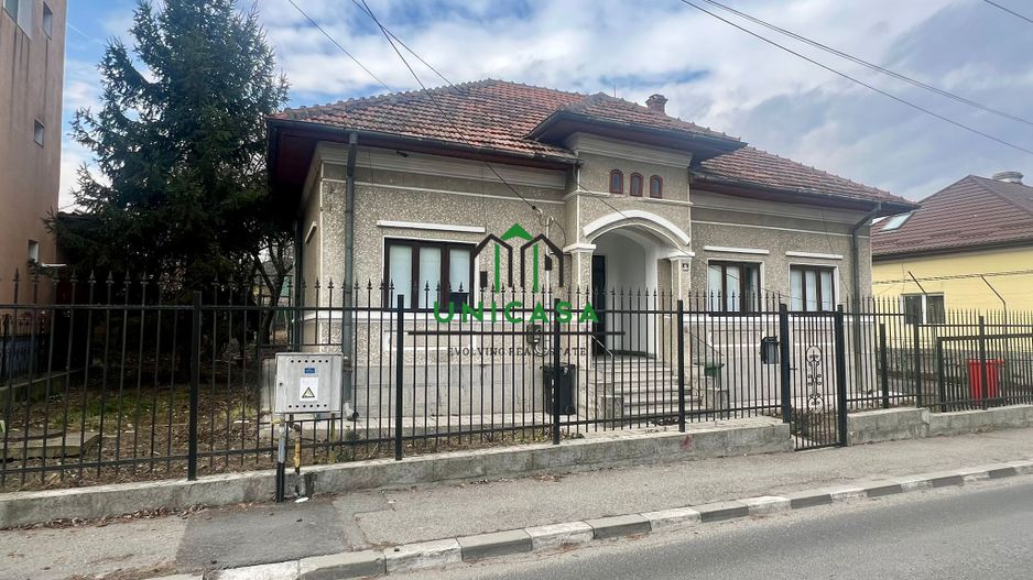 Casa Centru/ 4 camere / teren 920mp - Poză 1