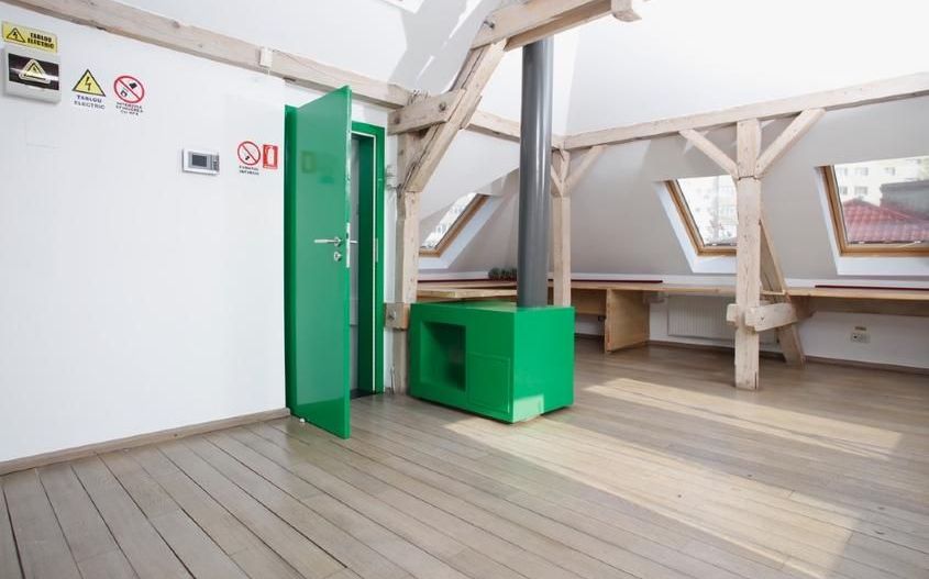 De inchiriat mansarda 3 camere zona Decebal - Poză 1