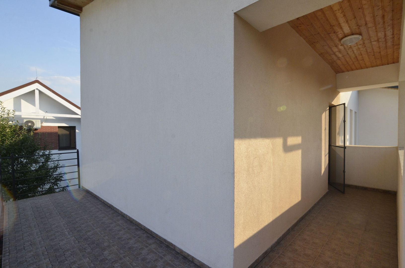 Inchiriem vila spatioasa singur in curte zona Tunari - Poză 19