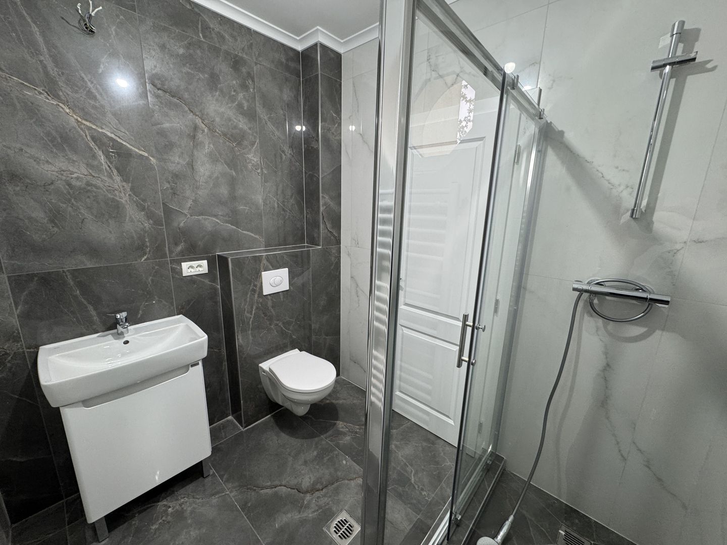 Apartament nr.18 cu 2 camere, boxa si parcare incluse in pret - Poză 3