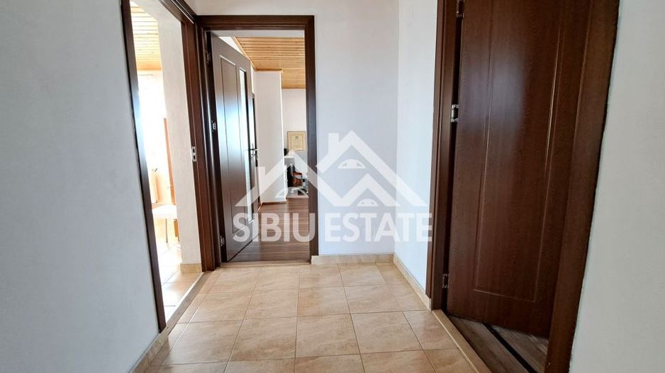 Casa Sibiu cu pivnita si garaj, curte mare - Poză 13